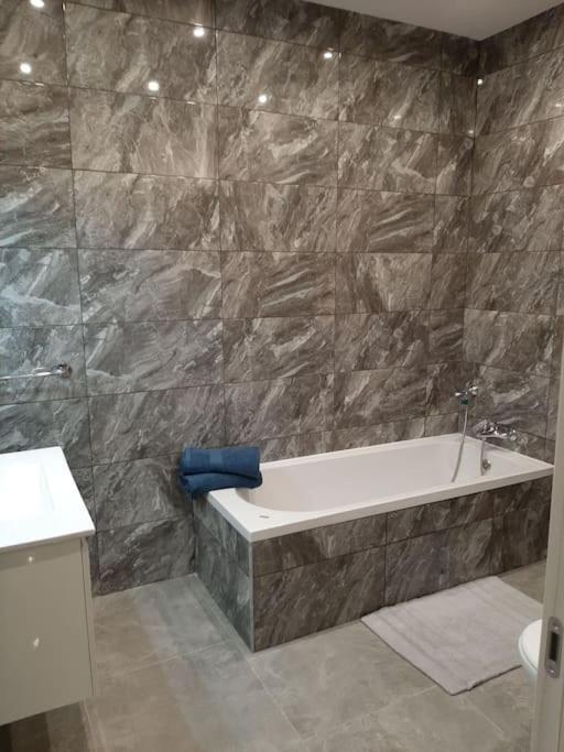Ocean Blue Apt4 Luxurious, Modern At Zonqor Pt Apartment *