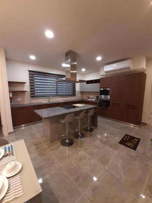 Ocean Blue Apt4 Luxurious, Modern At Zonqor Pt Apartment