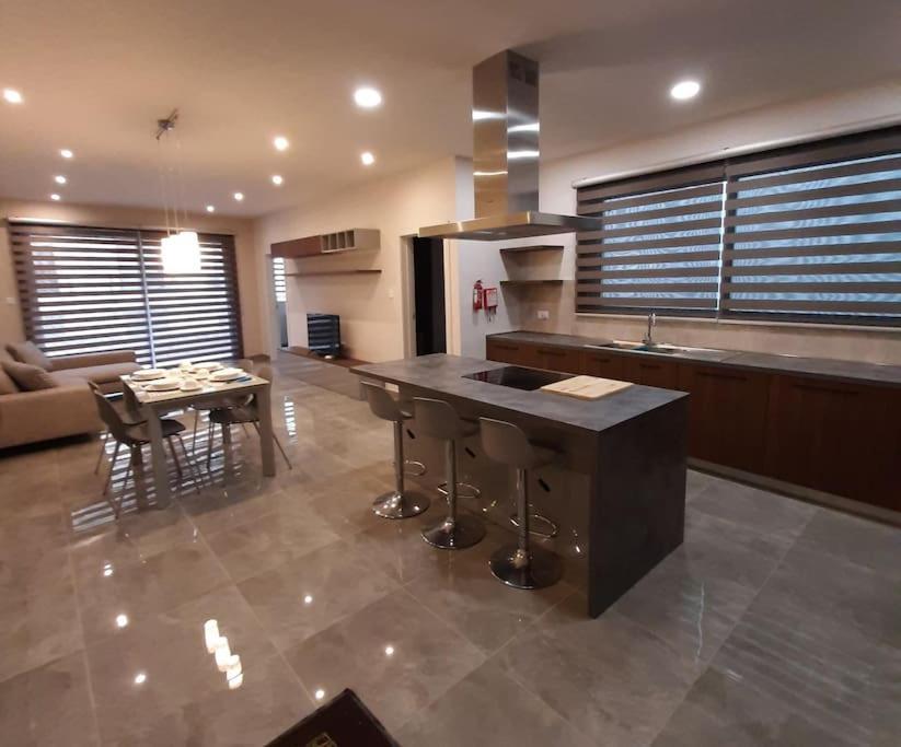 Ocean Blue Apt4 Luxurious, Modern At Zonqor Pt Apartment