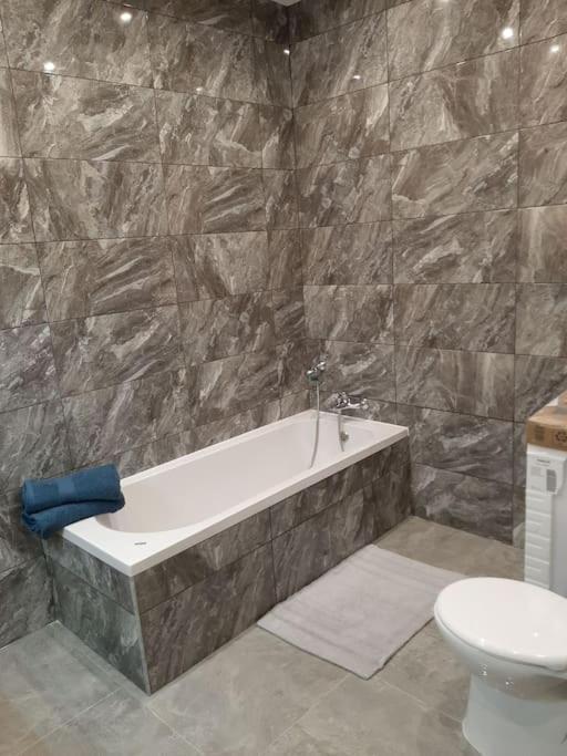 Ocean Blue Apt4 Luxurious, Modern At Zonqor Pt Apartment